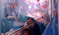 Во время операции женщина играла на скрипке